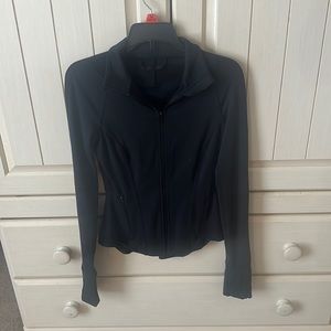 this is a size 0 lulu jacket in great condition.